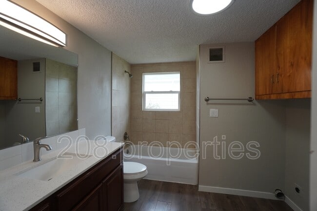 Building Photo - 315 Ivy St