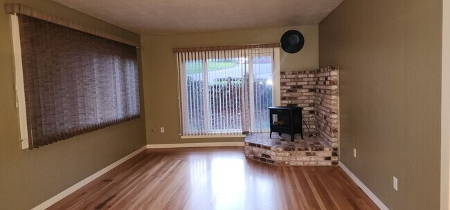Building Photo - Single Family Home in Rio Dell!