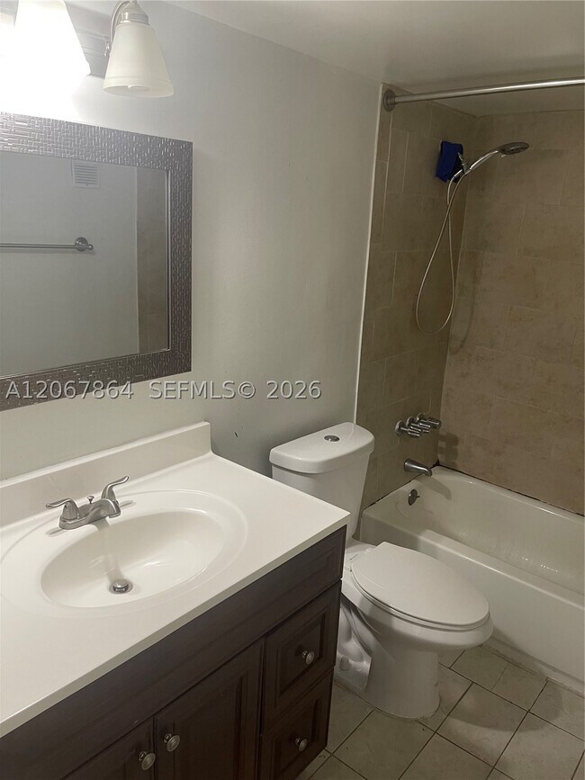 Building Photo - 10000 NW 80th Ct