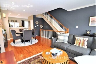 Building Photo - Gorgeous 4 Level End Unit in Upscale Windy...