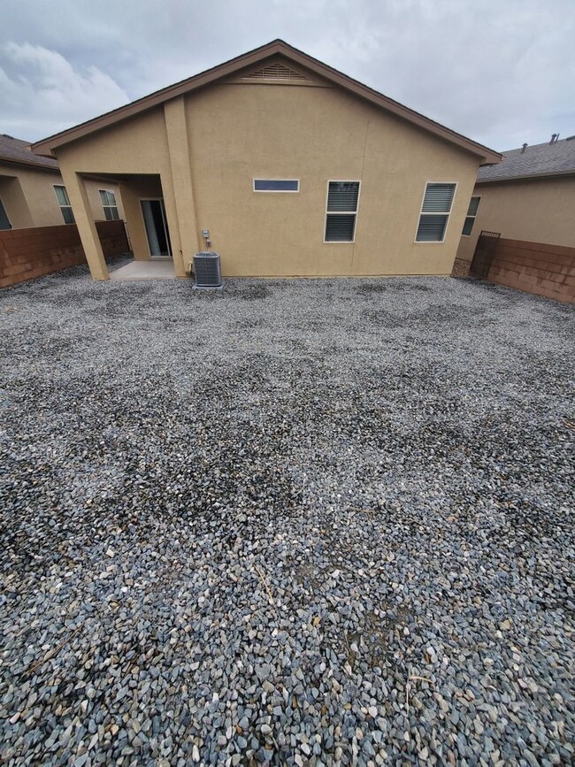 Building Photo - 3 bed 2 bath in Huning Ranch.