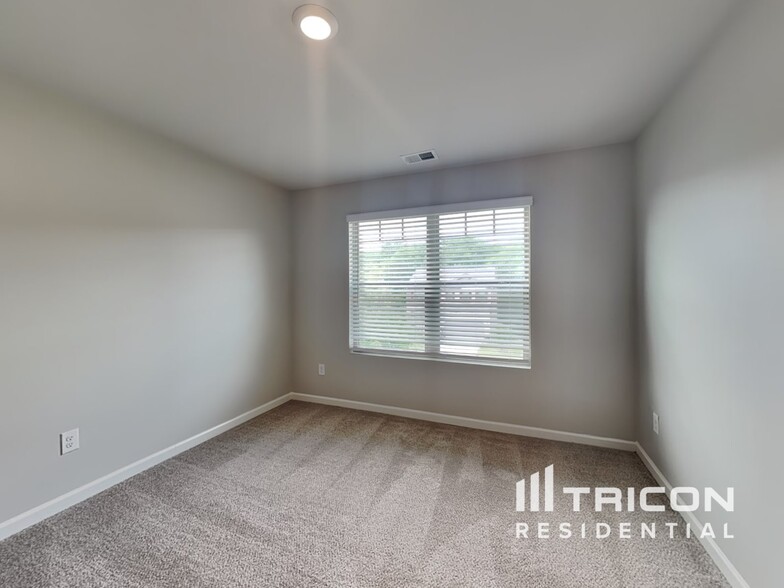 Building Photo - 2092 Massey Ln