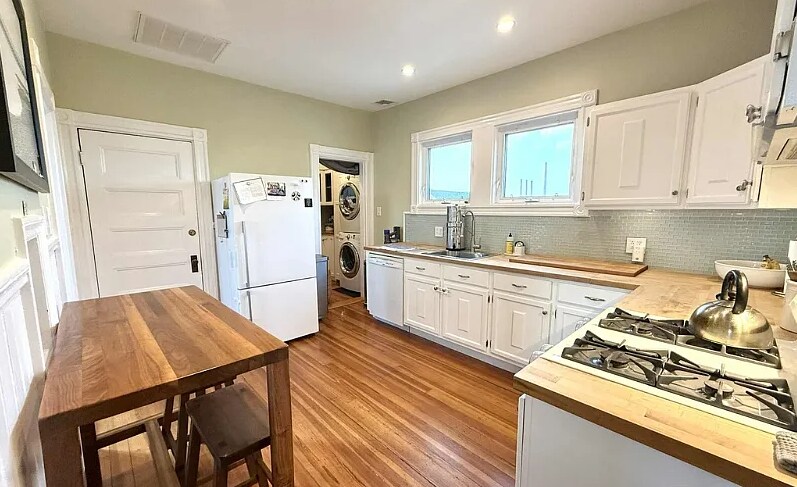 Building Photo - 14 Saint Martin St