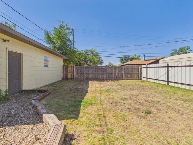 Building Photo - 5125 SW 16th Ave