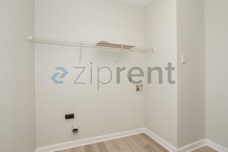 Building Photo - Unit