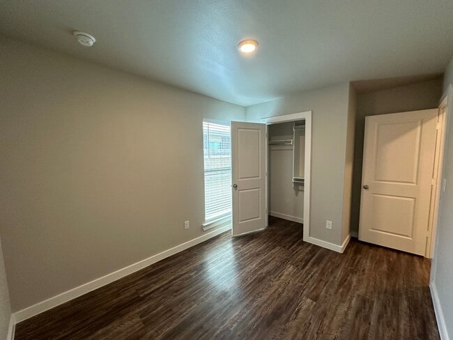 Building Photo - 405 E 21st St