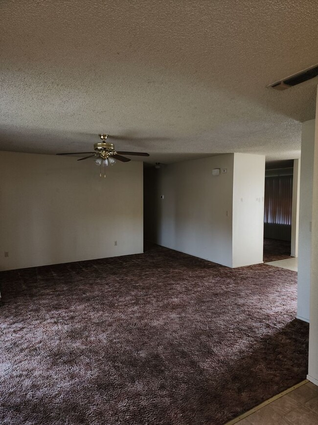 Building Photo - 3 Bedroom, 2 Bathrooms, 2 Car Garage, Den/...