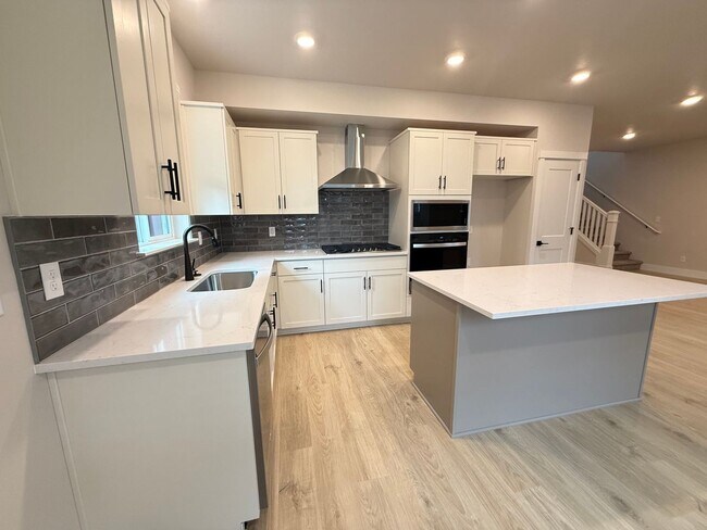 Building Photo - Brand New Stunning 5 Bed/3 Bath Home - Steven's Ranch