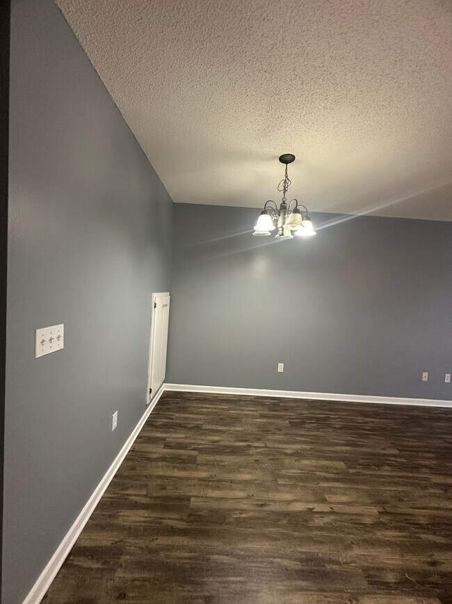 Building Photo - 105 S Spring View Dr