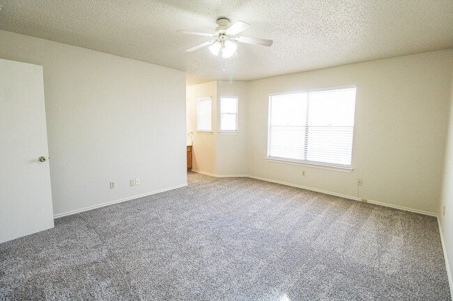 Building Photo - 949 Schertz Pkwy