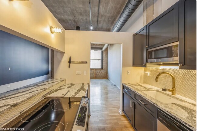 Building Photo - 621 S Plymouth Ct