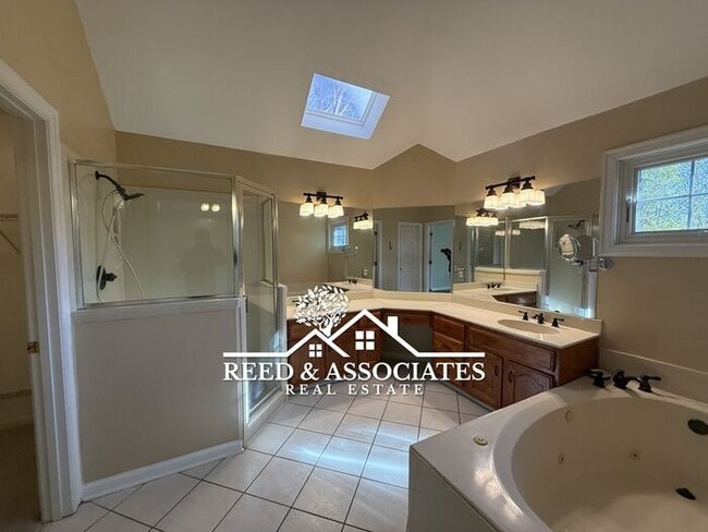 Building Photo - Spacious: 4 Bedroom in Cordova!