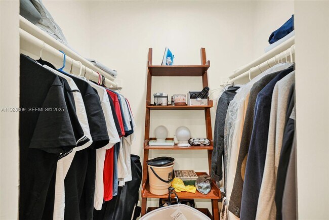 Building Photo - 100 Bayview Dr