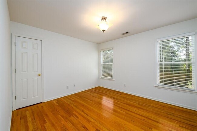 Building Photo - 1560 Oak Park Cove