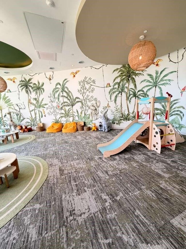 Building Photo - 700 NE 24th St