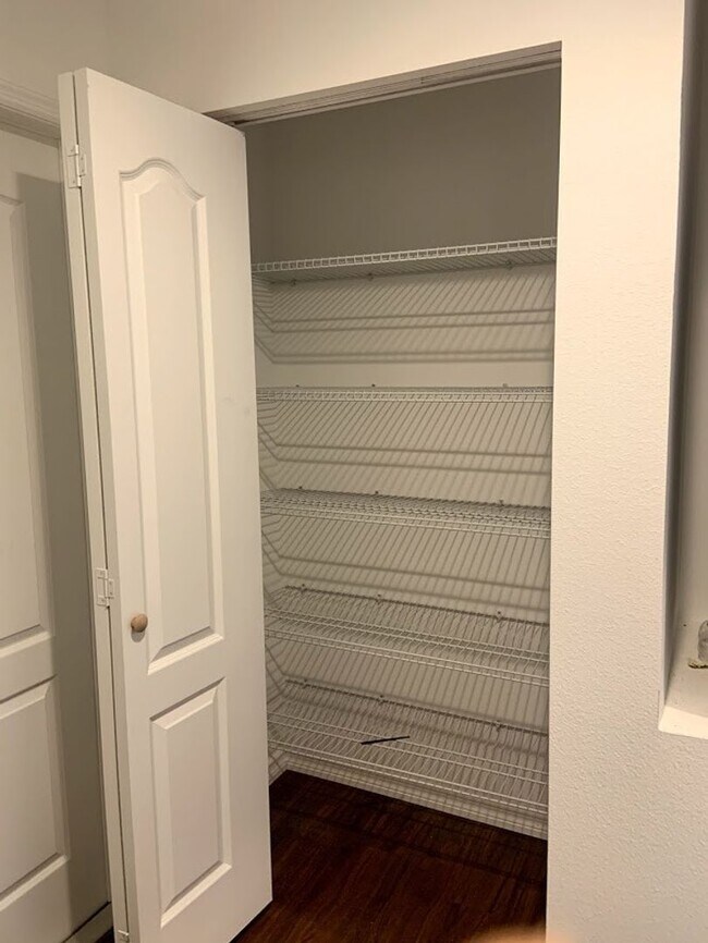 Building Photo - 3 bedroom, 2 bath, 2 car garage home on a ...