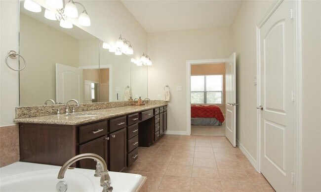 Building Photo - 908 Garden Oaks Terrace