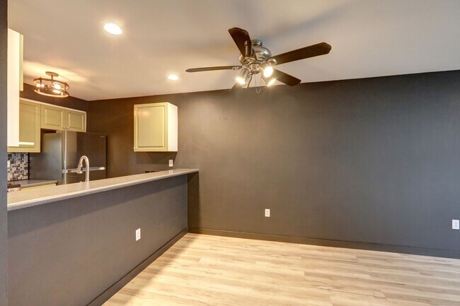 Building Photo - Charming 1 bedroom, 1 bathroom Queen Anne ...