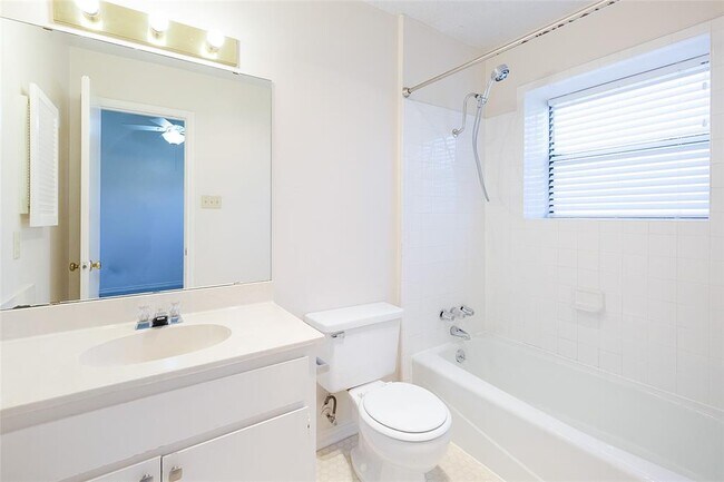 Building Photo - 706 W Lynn St