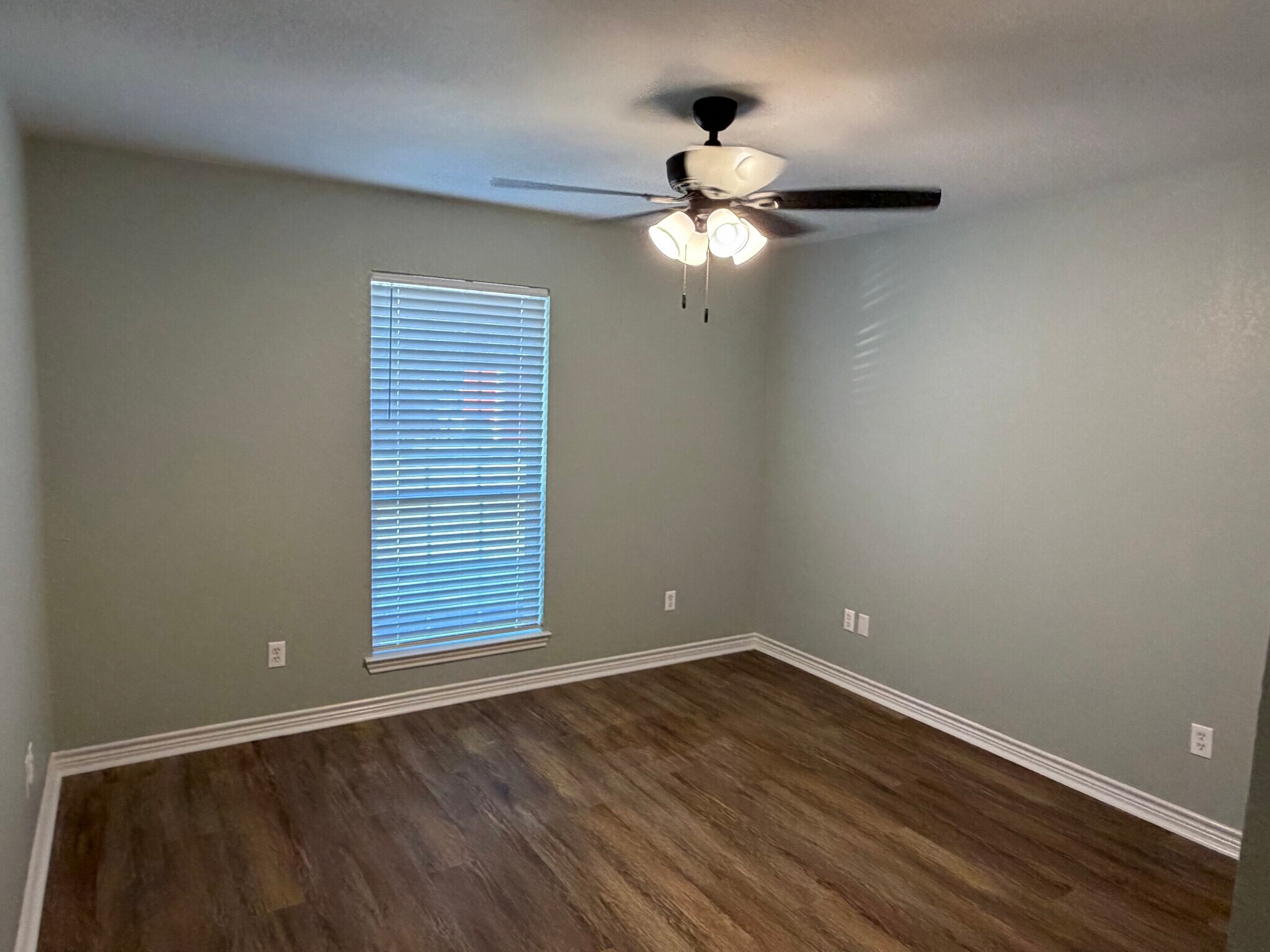 Front Bedroom - 421 W Thomas St