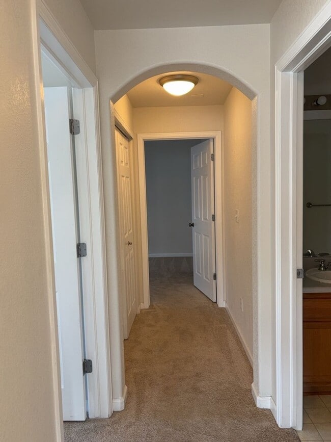 Building Photo - Spacious 2 Bed, 2 Bath Condo
