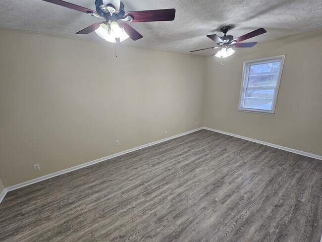 Building Photo - Beautiful 3 Bedroom Ranch in Central Manchester