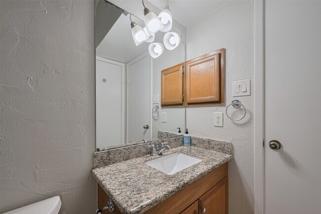 Building Photo - 2025 Augusta Dr