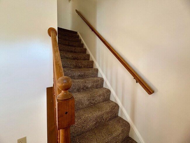 Building Photo - 211 Grandview Cir
