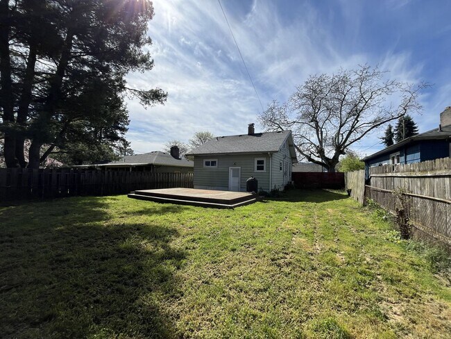 Building Photo - Charming St. Johns Bungalow with Fireplace, Bonus Space & Large Backyard