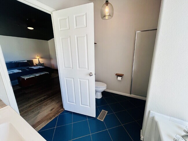 Building Photo - Updated 3 bd, 2 ba on 1.98 Acres with Hot Tub!