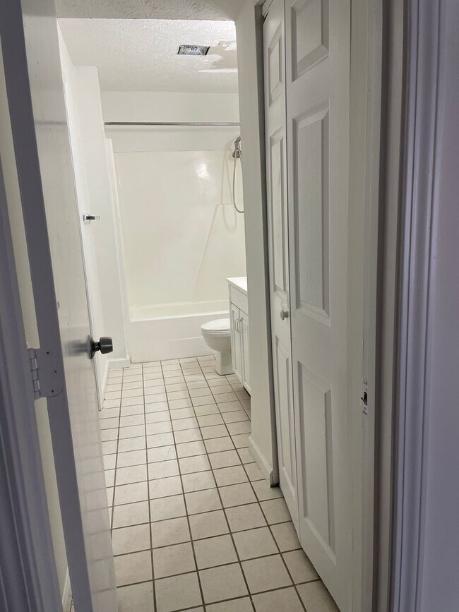 Building Photo - Modern 2-Bed, 1-Bath Oasis with Central Ai...