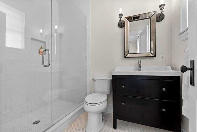 Building Photo - Adorable Avondale Home!