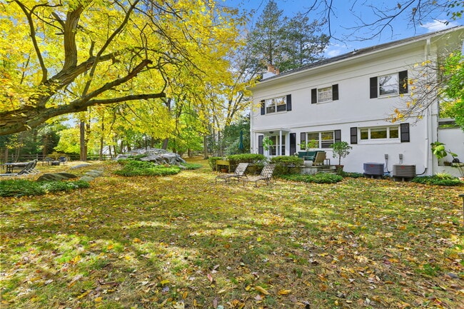 Building Photo - 9 Edgehill Dr