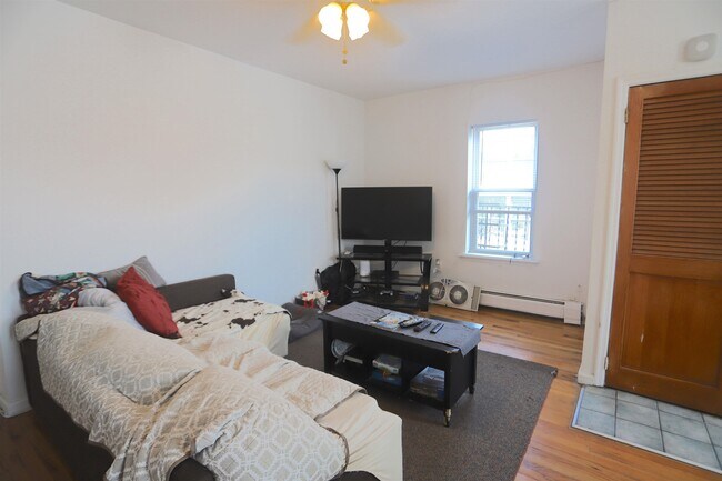 Building Photo - 423 Jackson St