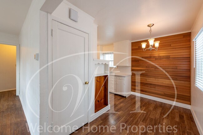 Building Photo - Great 3 Bedroom Home with Big Backyard