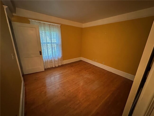 Building Photo - 216 Litchfield Ave SE