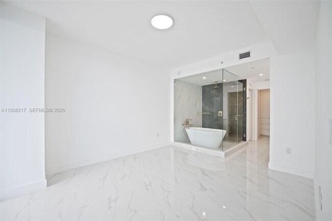 Building Photo - 700 NE 24th St