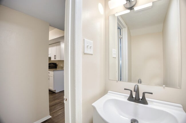 Building Photo - 5721 E Hastings Arch