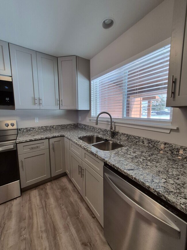 Building Photo - Beautiful Westwind #23