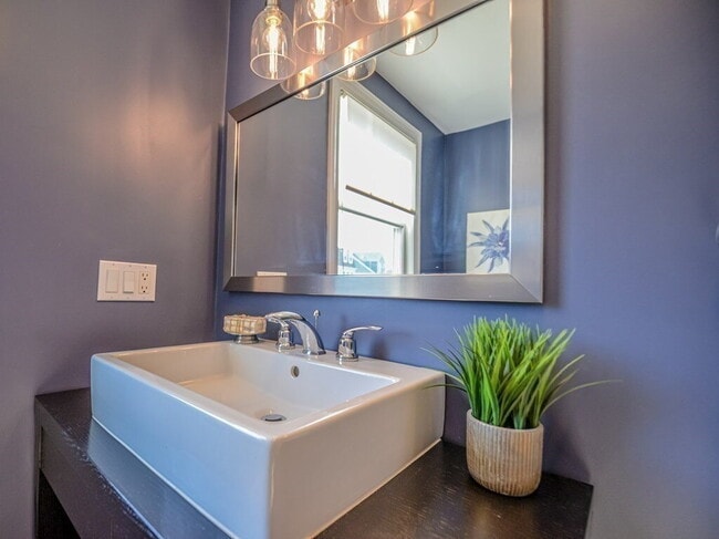 Building Photo - Spacious 3BR End-Unit Townhome with Finished Basement & Tandem Parking
