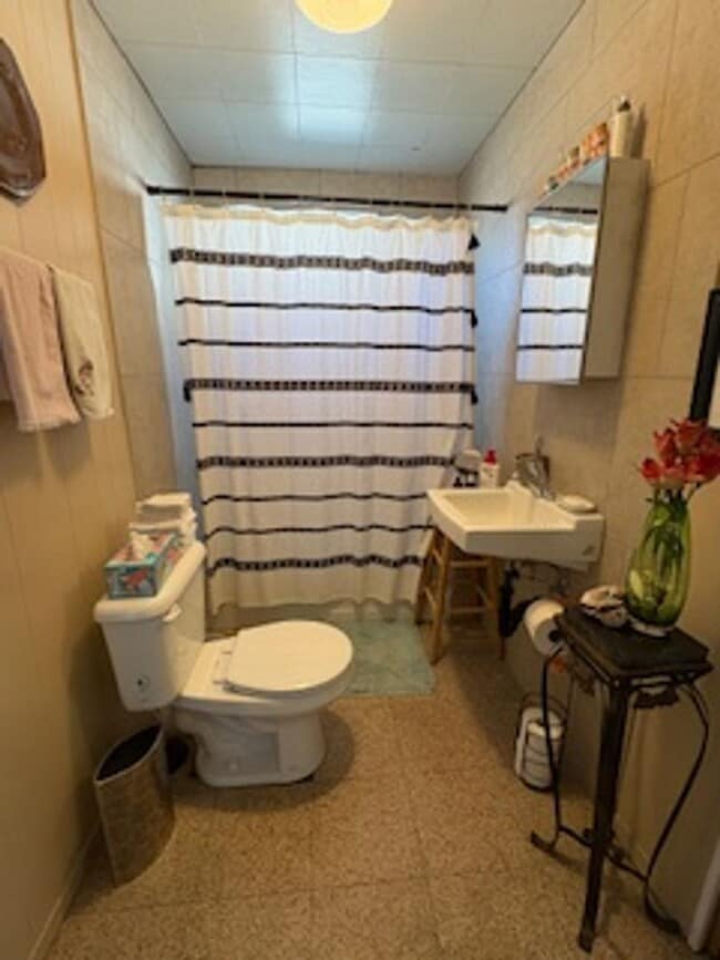 Building Photo - 2 Bedroom Single Family Home