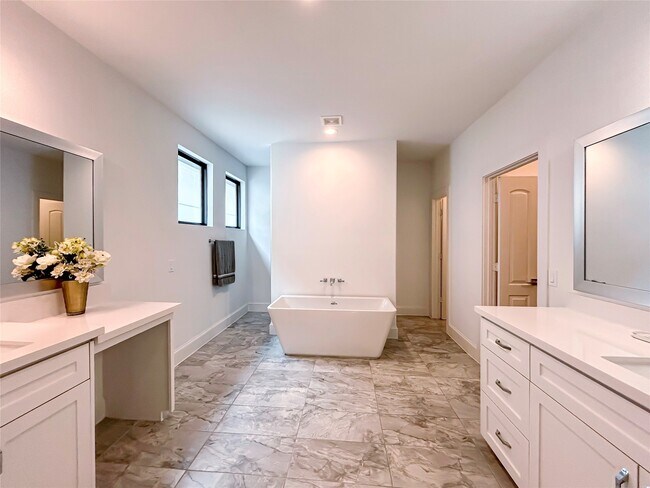 Building Photo - 1735a Moritz Dr