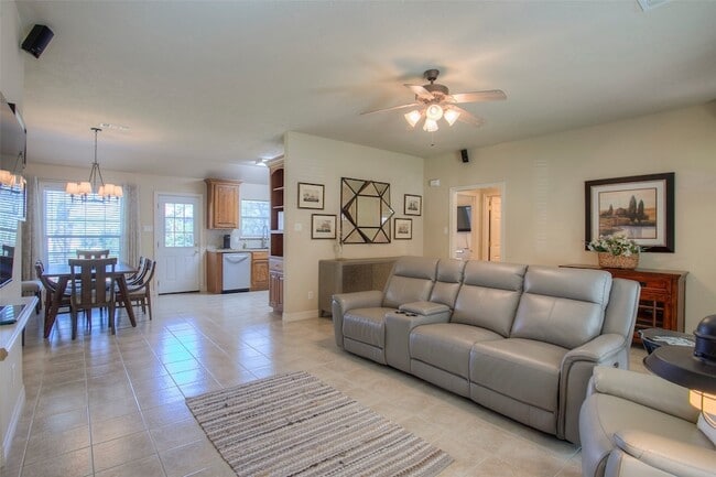 Building Photo - 824 Cherry Hills Dr