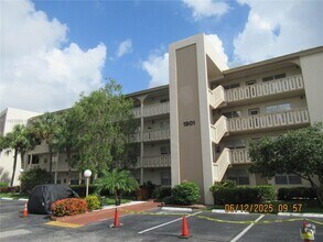 Building Photo - 1901 Bermuda Cir
