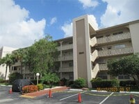 Building Photo - 1901 Bermuda Cir