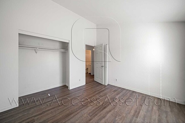 Building Photo - Charming Upstairs 2 Bed/1 Bath Unit With F...