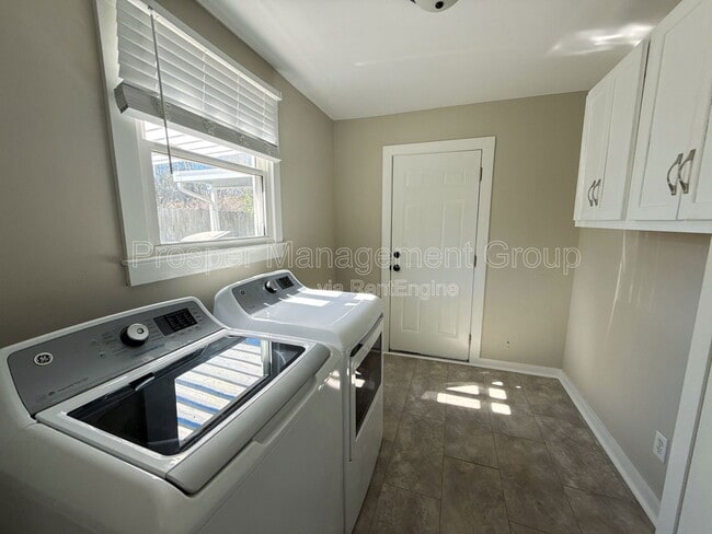 Building Photo - 1214 Hawthorne Cir