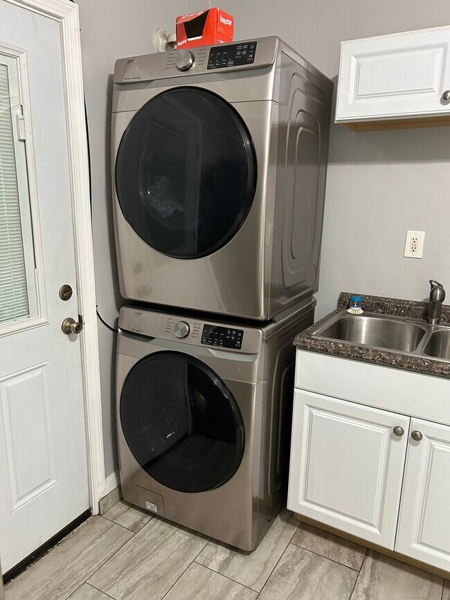 Building Photo - 647 E Main St