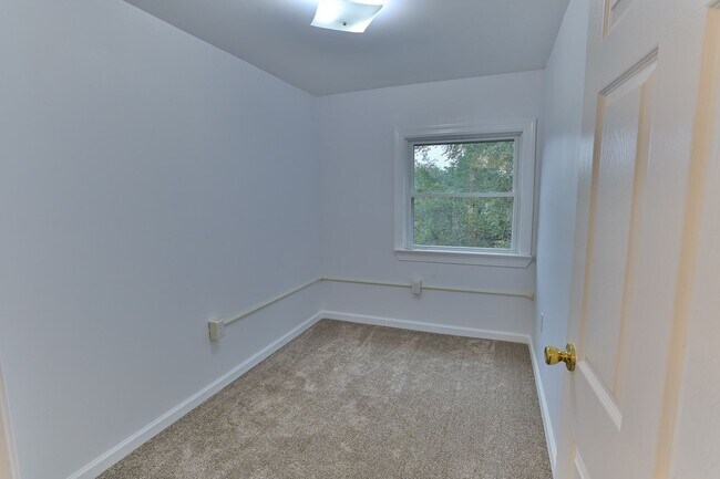 Building Photo - 3 Bedroom with Parking on Berryhill