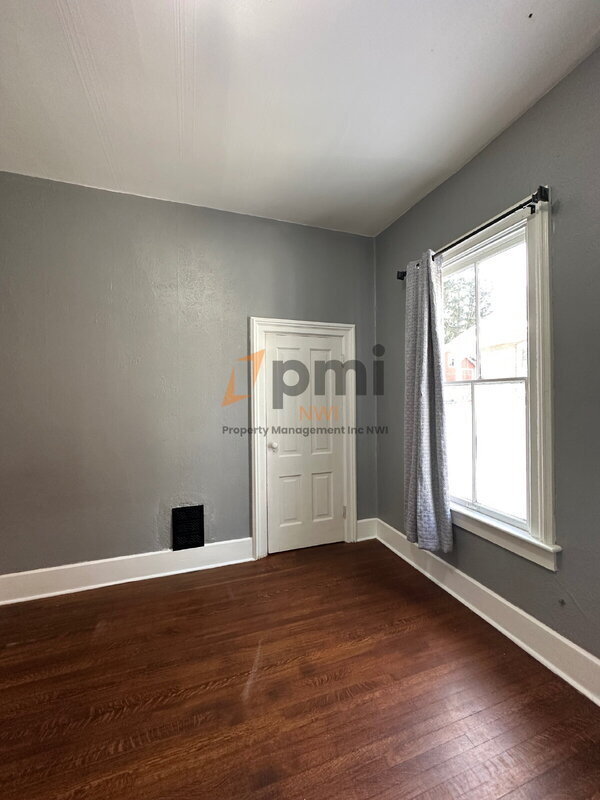 Building Photo - 912 Chicago St